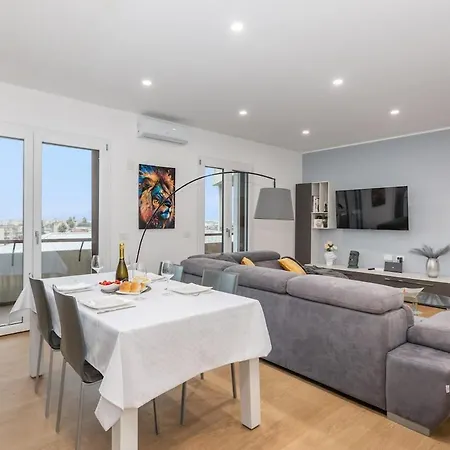 Casa Bloom - Penthouse City-center View & Free Parking Apartment *