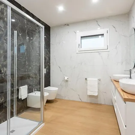Casa Bloom - Penthouse City-center View & Free Parking Apartamento