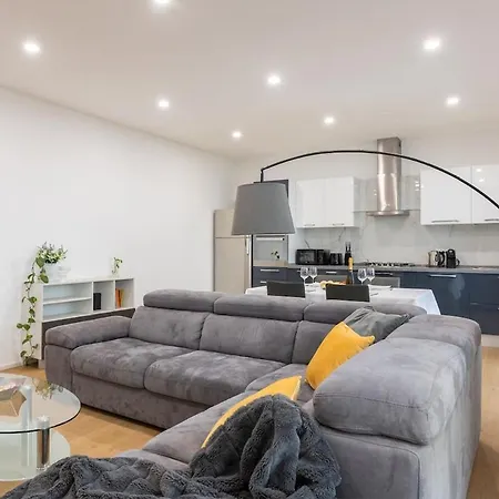 Casa Bloom - Penthouse City-center View & Free Parking *